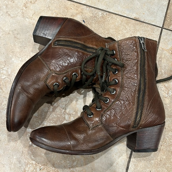 FRYE Zipper Up Soft Leather Bootie 2 inches Heels size 9 - Picture 13 of 14
